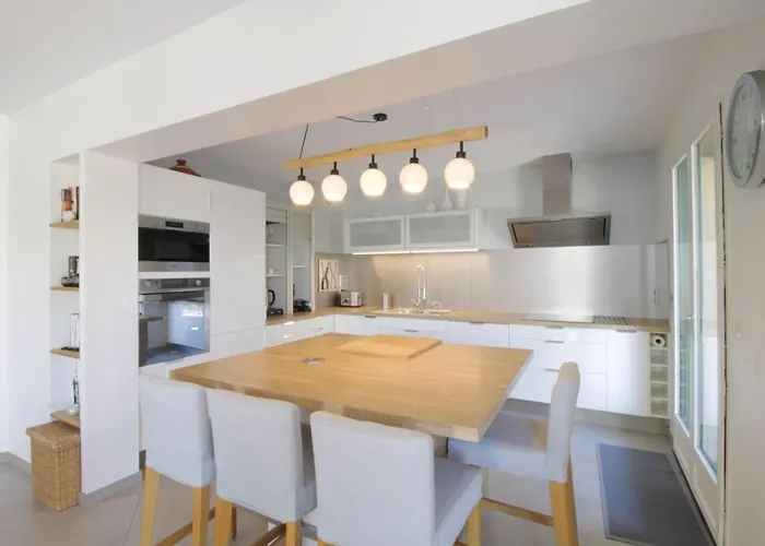 Pretty Terraced House With Garden Level In Vakantiehuis Aix-les-Bains