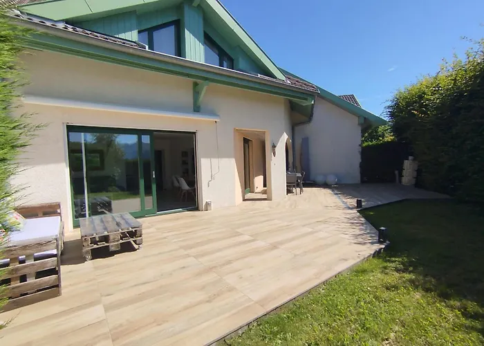 Pretty Terraced House With Garden Level In Vakantiehuis Aix-les-Bains