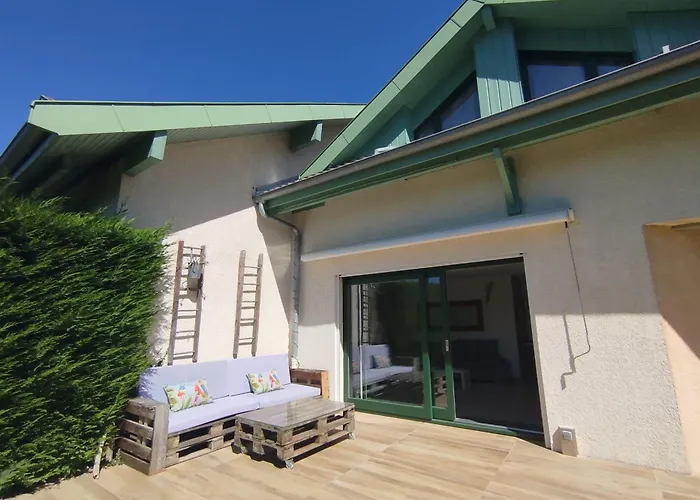 Pretty Terraced House With Garden Level In *