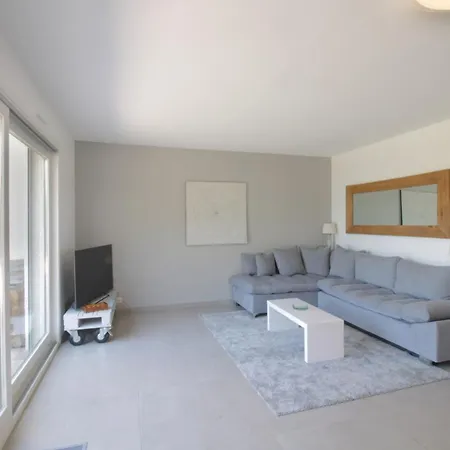 Semesterbostad Pretty Terraced House With Garden Level In Aix-les-Bains